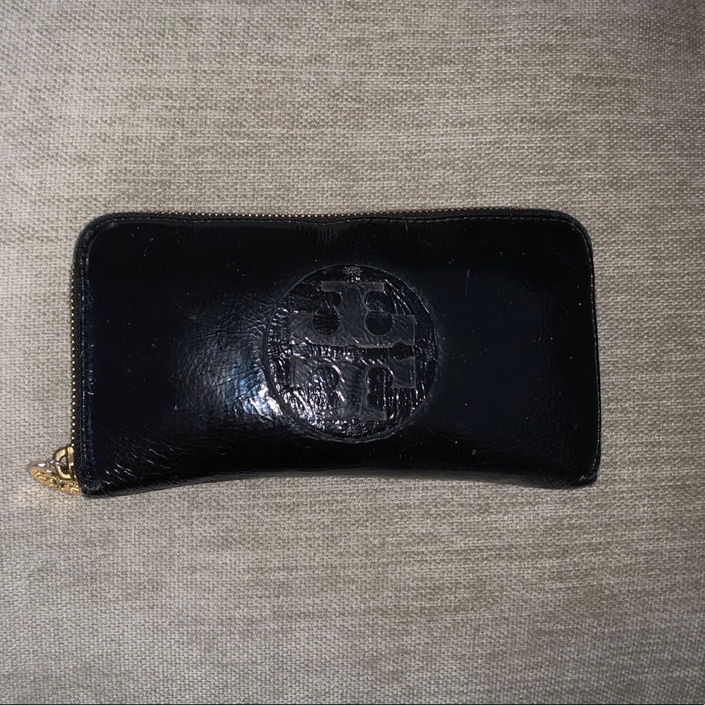 Tory Burch Continental Zip Wallet in Black.